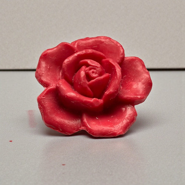 Savon décoratif en forme de fleur rose rouge