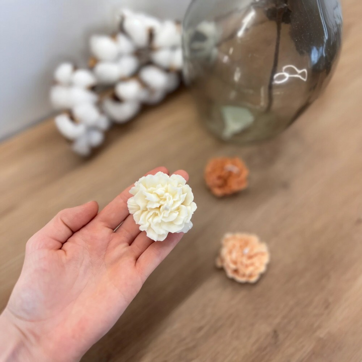 Bougie Little Pivoine blanche parfum vanille incluse dans la Box Signature Femme KLycia.