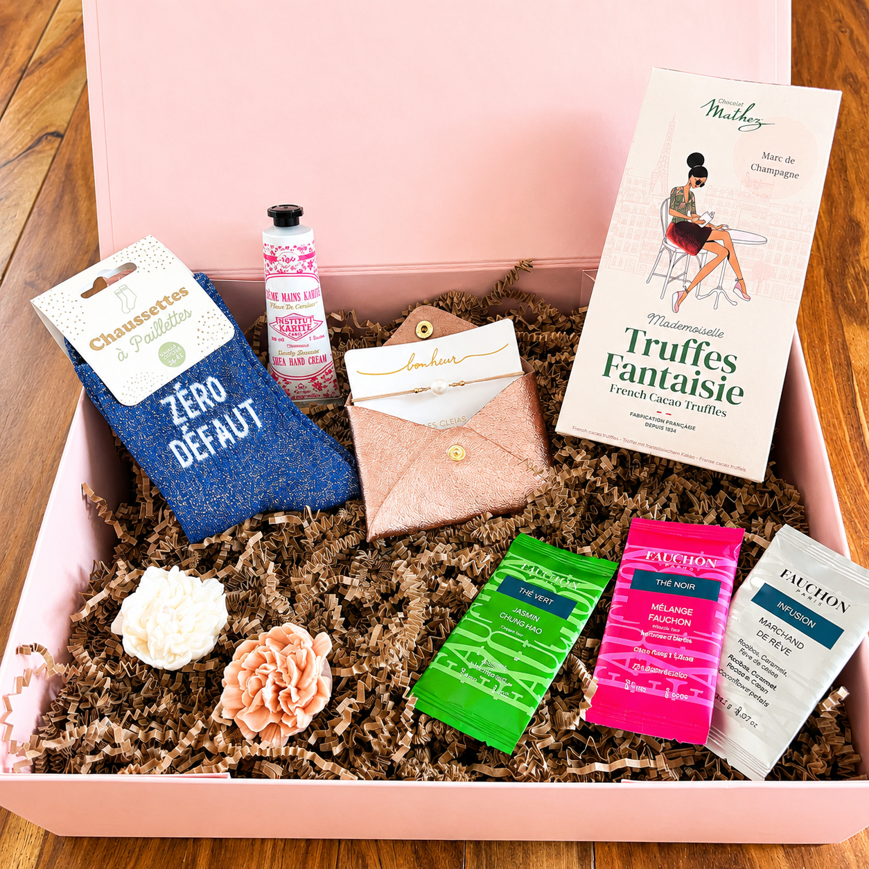 Box Signature Femme KLycia avec chaussettes, thés FAUCHON, bougies parfumées, truffes au chocolat, bracelet et crème mains.