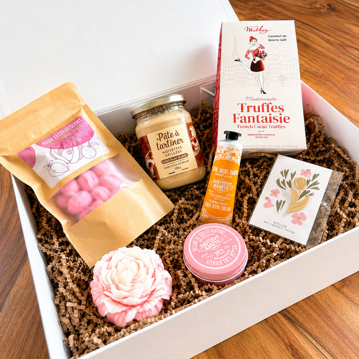 Box Signature Made in France KLycia avec pâte à tartiner, mini-billes parfumées, bougie, truffes au chocolat, pin's, crème mains et beurre de karité.