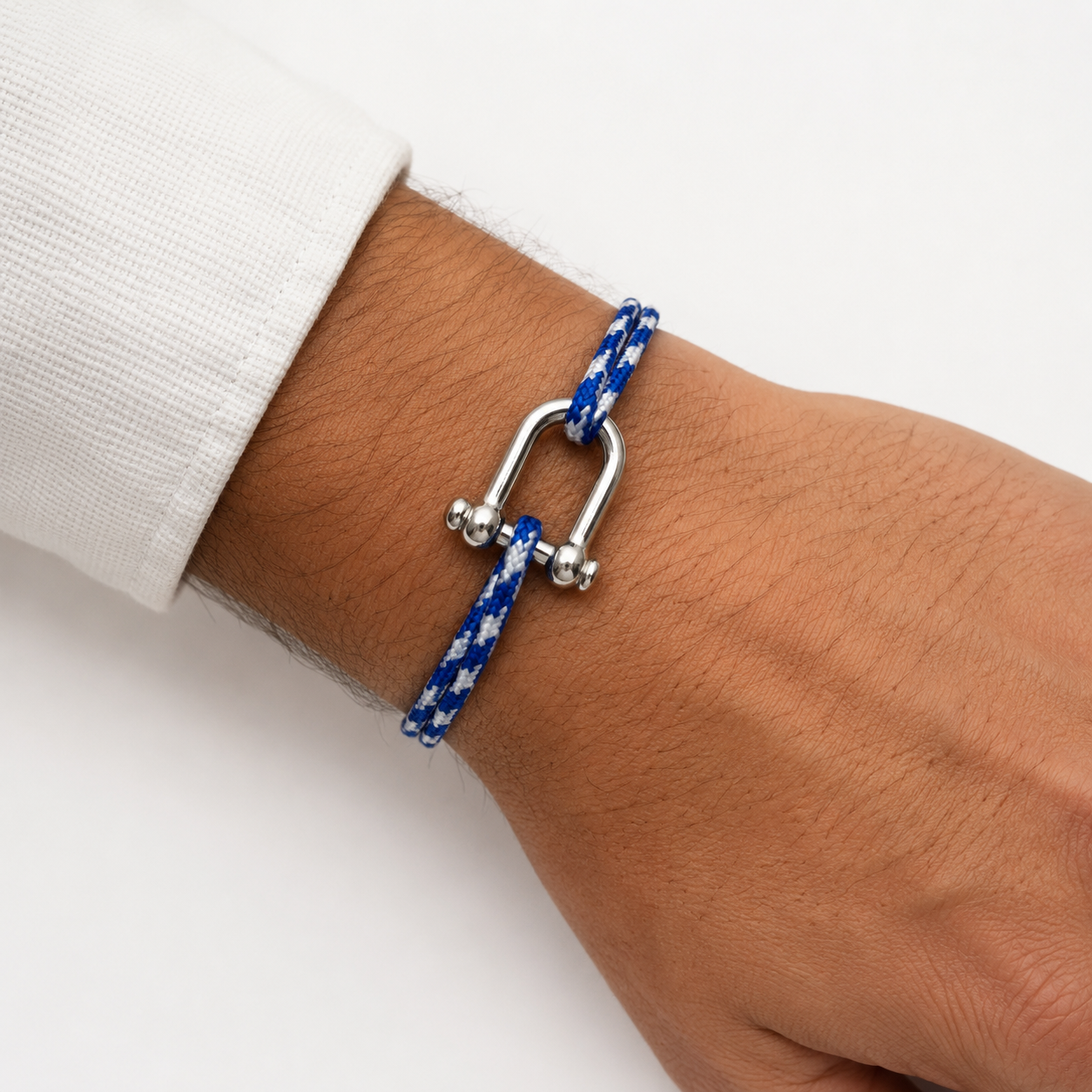 Bracelet en paracorde bleu et blanc porté au poignet d’un homme