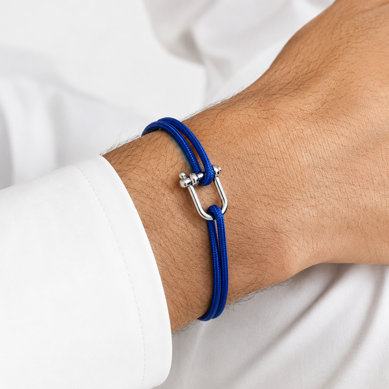 Bracelet en paracorde bleu porté au poignet d’un homme