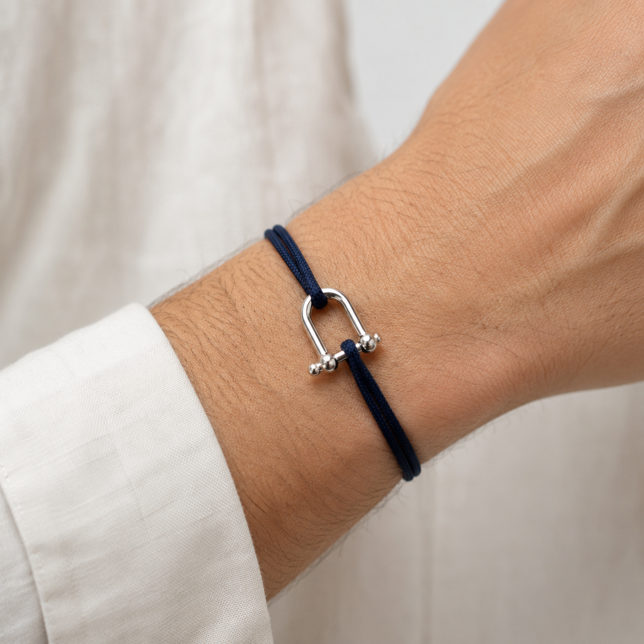 Bracelet en paracorde bleu marine porté au poignet d’un homme