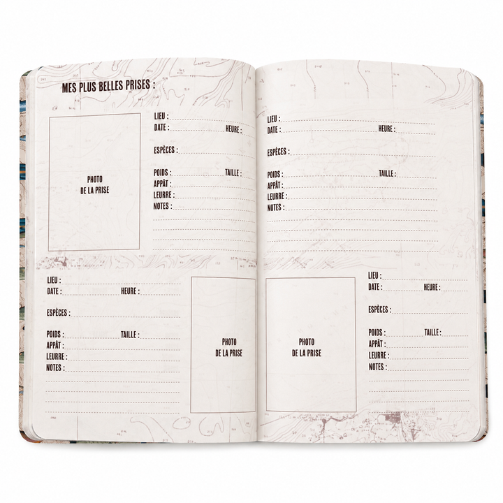 Carnet de pêche ouvert avec aperçu des pages à compléter