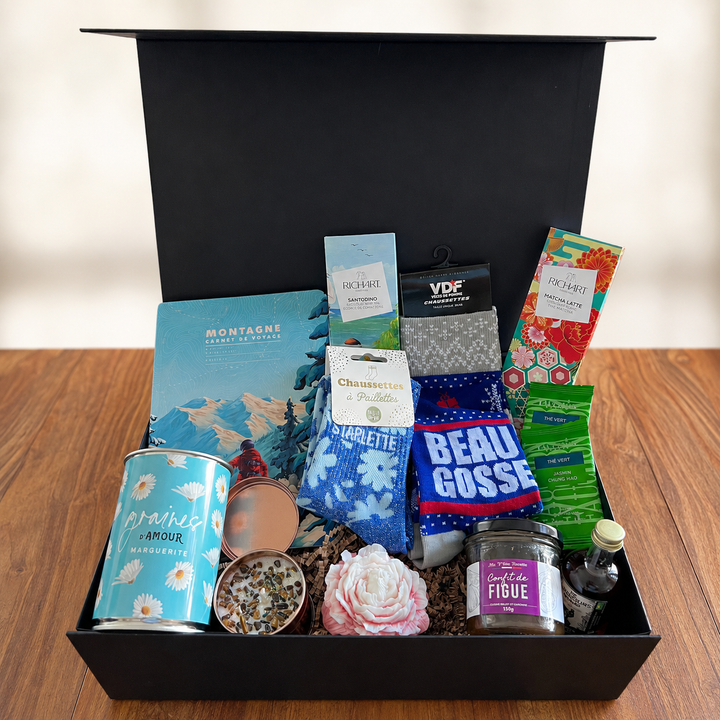 Coffret cadeau Noël avec gourmandises et petites attentions festives