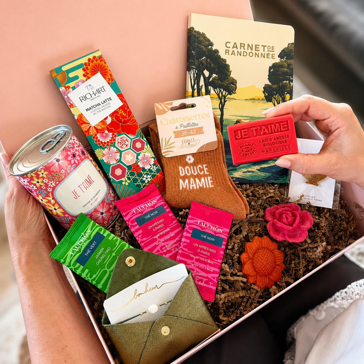 Coffret cadeau mamie avec gourmandises et petites attentions pour lui faire plaisir