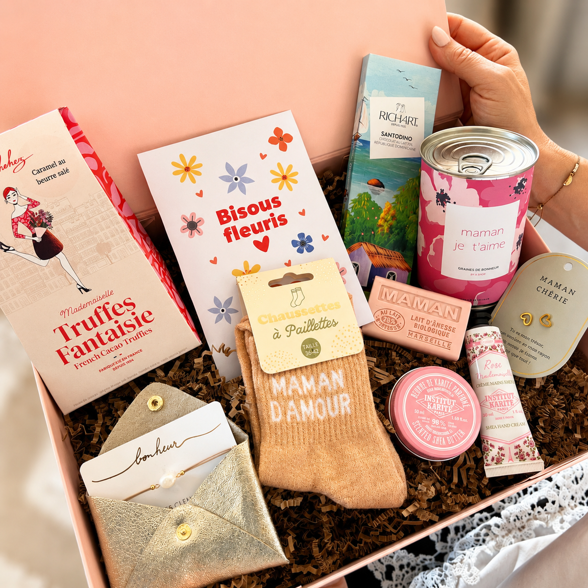 Coffret cadeau fête des mères avec gourmandises et petites attentions pour maman