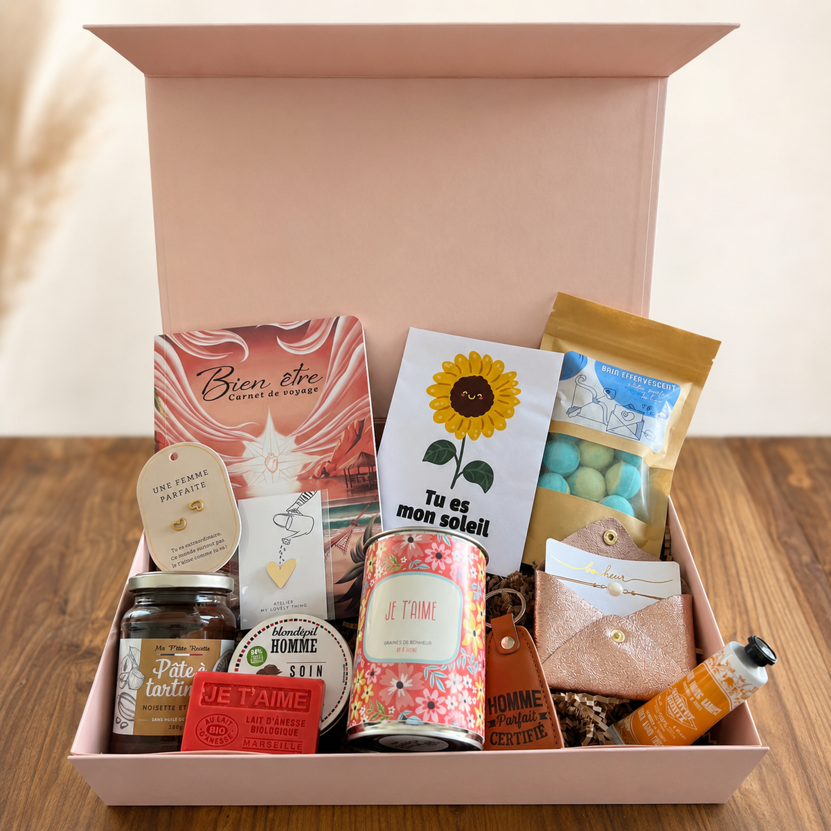 Coffret cadeau Saint-Valentin avec gourmandises et petites attentions romantiques