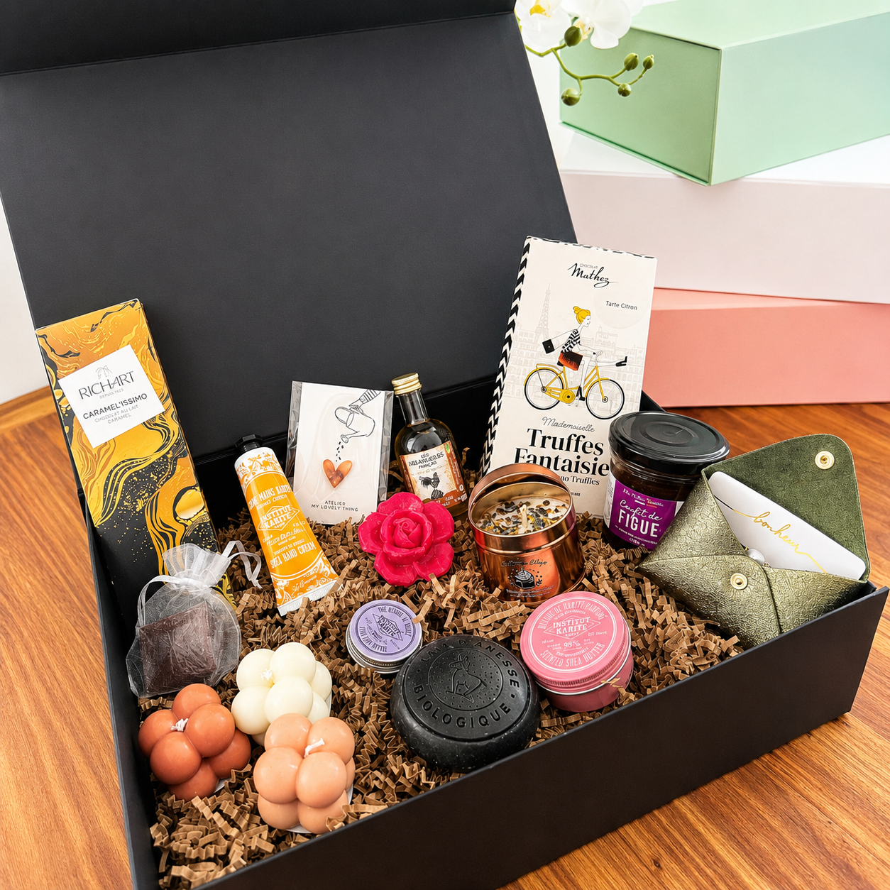 Découvrez la collection Box Signature KLycia, des coffrets cadeaux prêts à offrir composés de produits gourmands, bien-être et made in France.